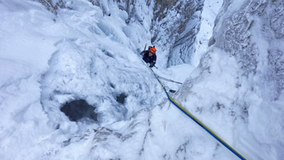 Escalade de glace entre deux blocs de granit