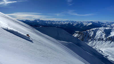 Paysage de hors-piste grandiose suite à dépose héliski