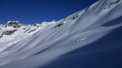 Skieur hors-piste dans une immensité vierge