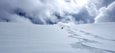 Héliski à Val-d'Isère avec skieur dans poudreuse