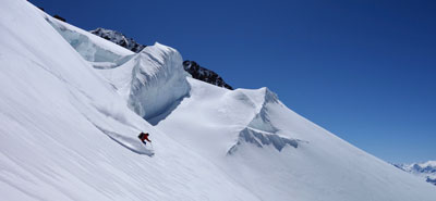 Hors-piste dans paysage grandiose