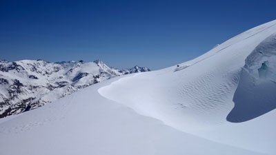 Magnifique hors-piste suite à la montée à ski de randonnée