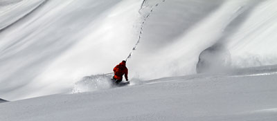 Skieur rouge dans neige Noir & Blanc